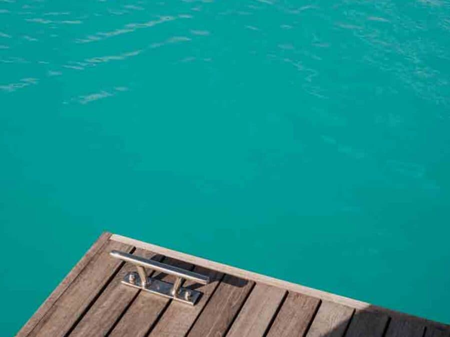 Holzsteg am Ankunftspavillon ueber tuerkisem Wasser